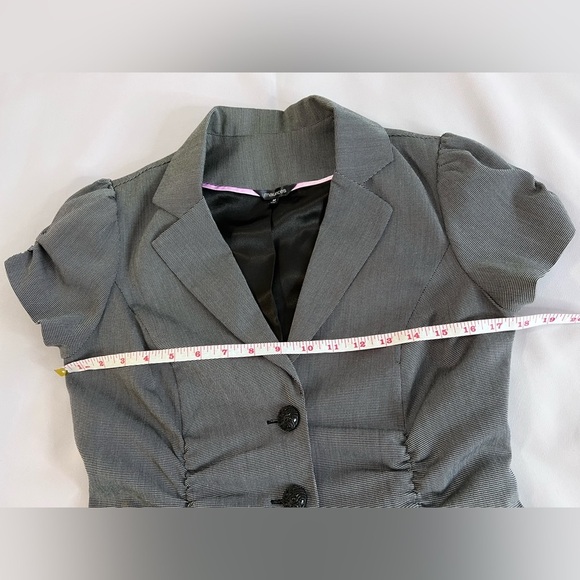 Maurices Grunge Ruffled Sleeveless Blazer with Bedazzled Buttons Sz Medium - Picture 4 of 8